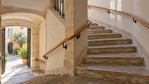 Les meilleures pratiques pour installer une main courante d'escalier