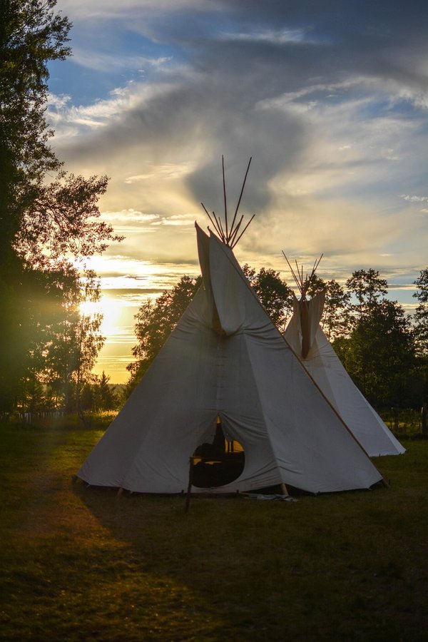 Le monde du tipi : des refuges imaginatifs pour enfants