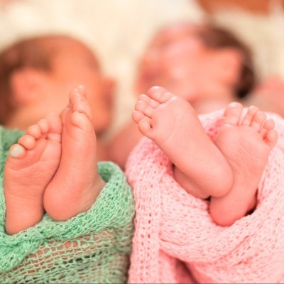 pieds de bébé jumeaux