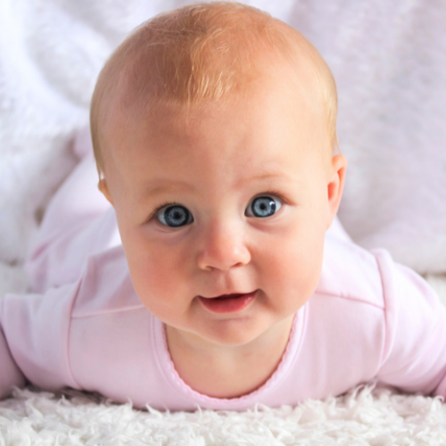 photo bébé fille yeux bleu