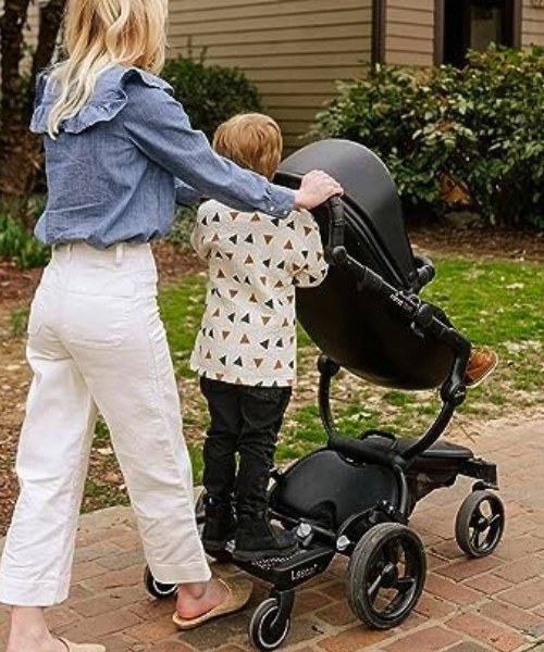 maman qui promène ses enfants avec une poussette et un marche pied poussette