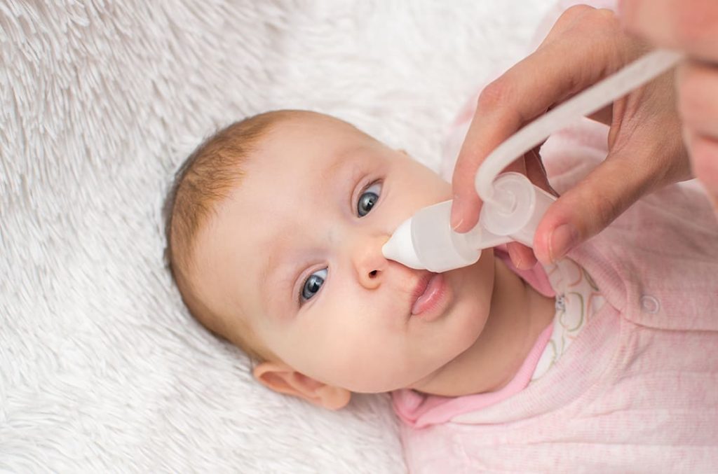mouche bébé manuel photo d'une petite fille qui se fait moucher le nez 